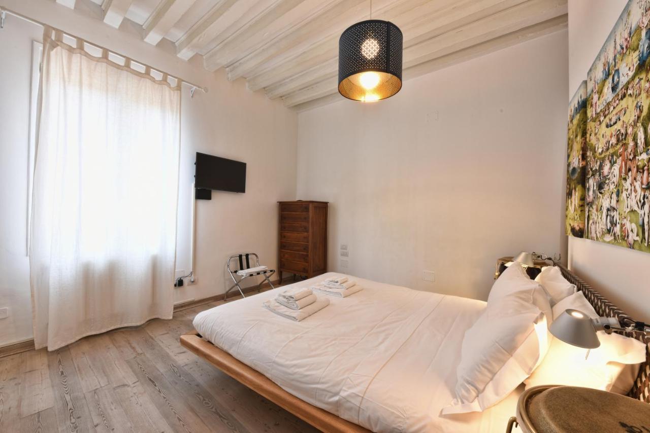 Al Piano - Away From Apartamento Venecia